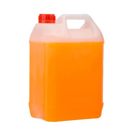 Bidón de plástico naranja con tapa roja y asa recortada.