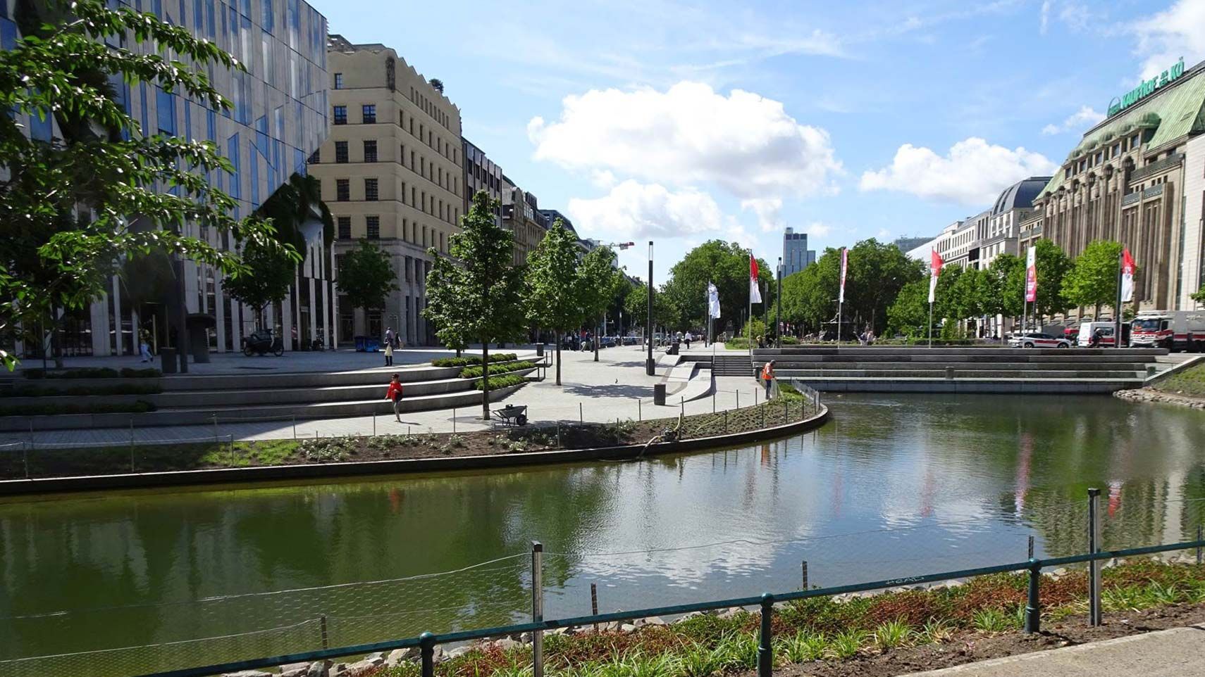 Eine große Wassermasse, die von Gebäuden in einer Stadt umgeben ist.