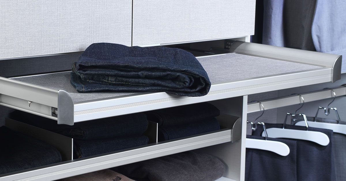 How to Properly Arrange the Clothes in Your Closet