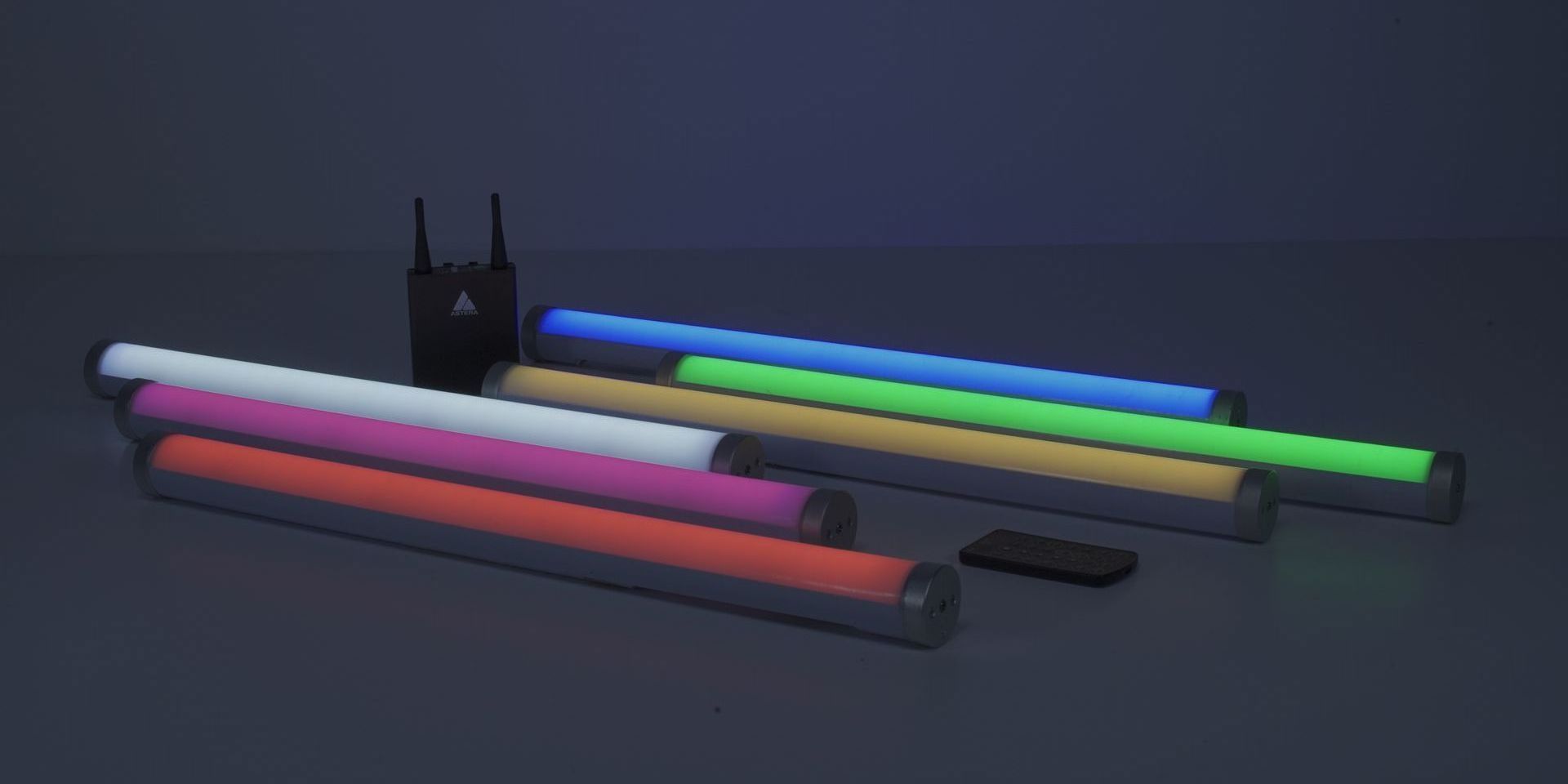 Un montón de luces de colores están sobre una mesa.