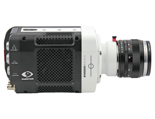 Una cámara Sony está colocada sobre una superficie blanca.