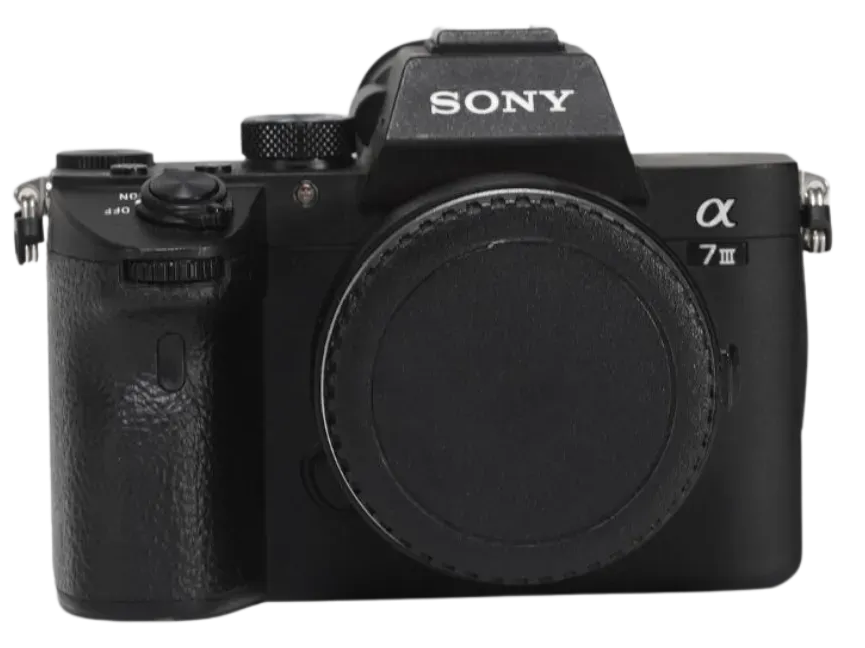 Una cámara Sony negra está sobre una superficie blanca.
