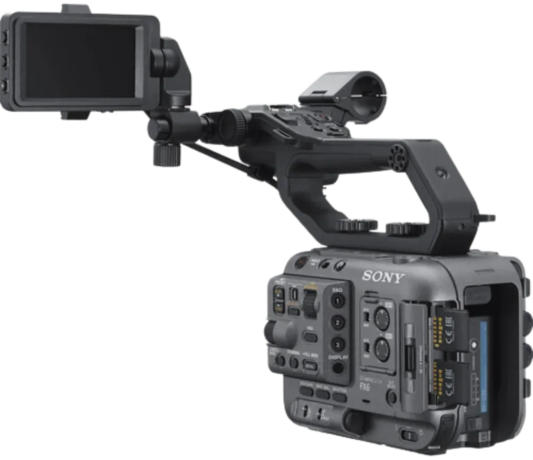 Una cámara Sony con un monitor conectado.