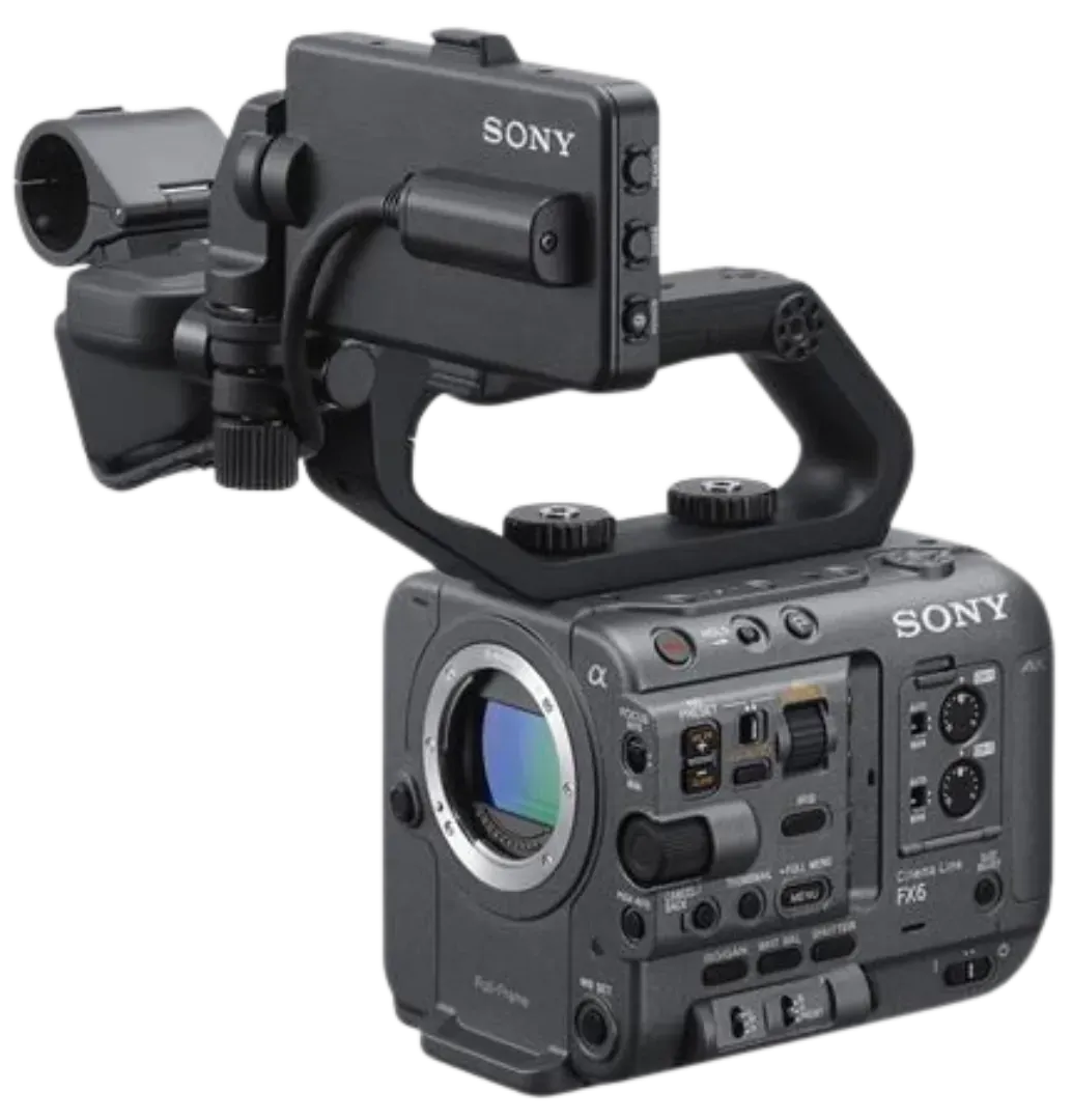 Una cámara Sony está sobre una superficie blanca.