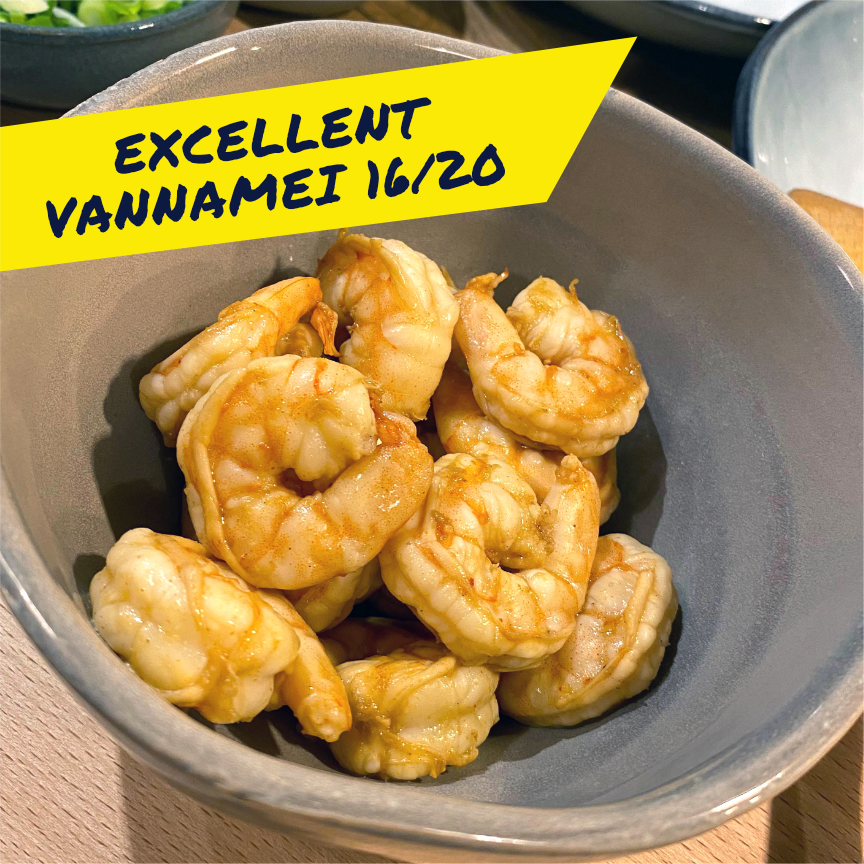gewokte Vannamei garnalen in een schaaltje