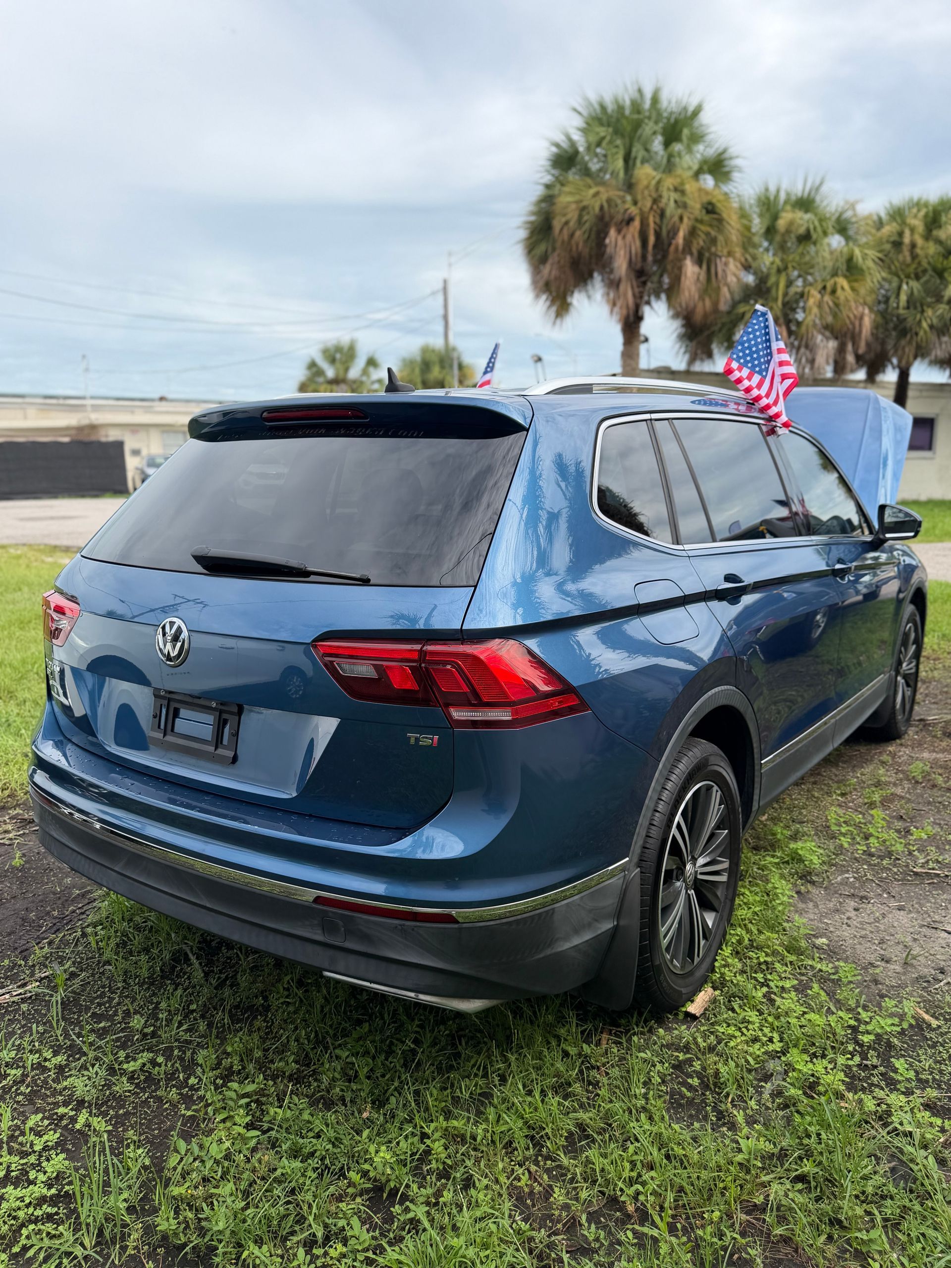 2018 Volkswagen Tiguan 2.0T SEL Sport Utility 4D