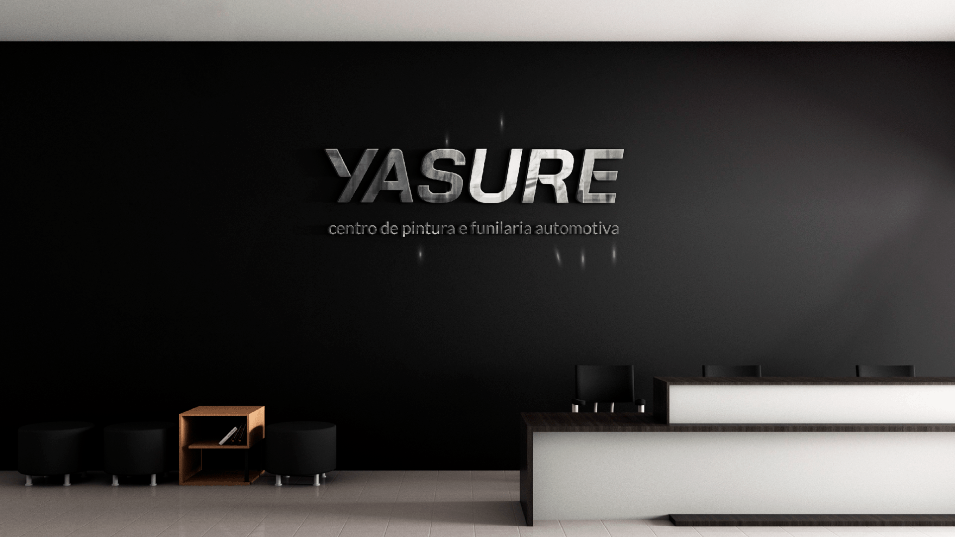 Parede preta com o logotipo prateado