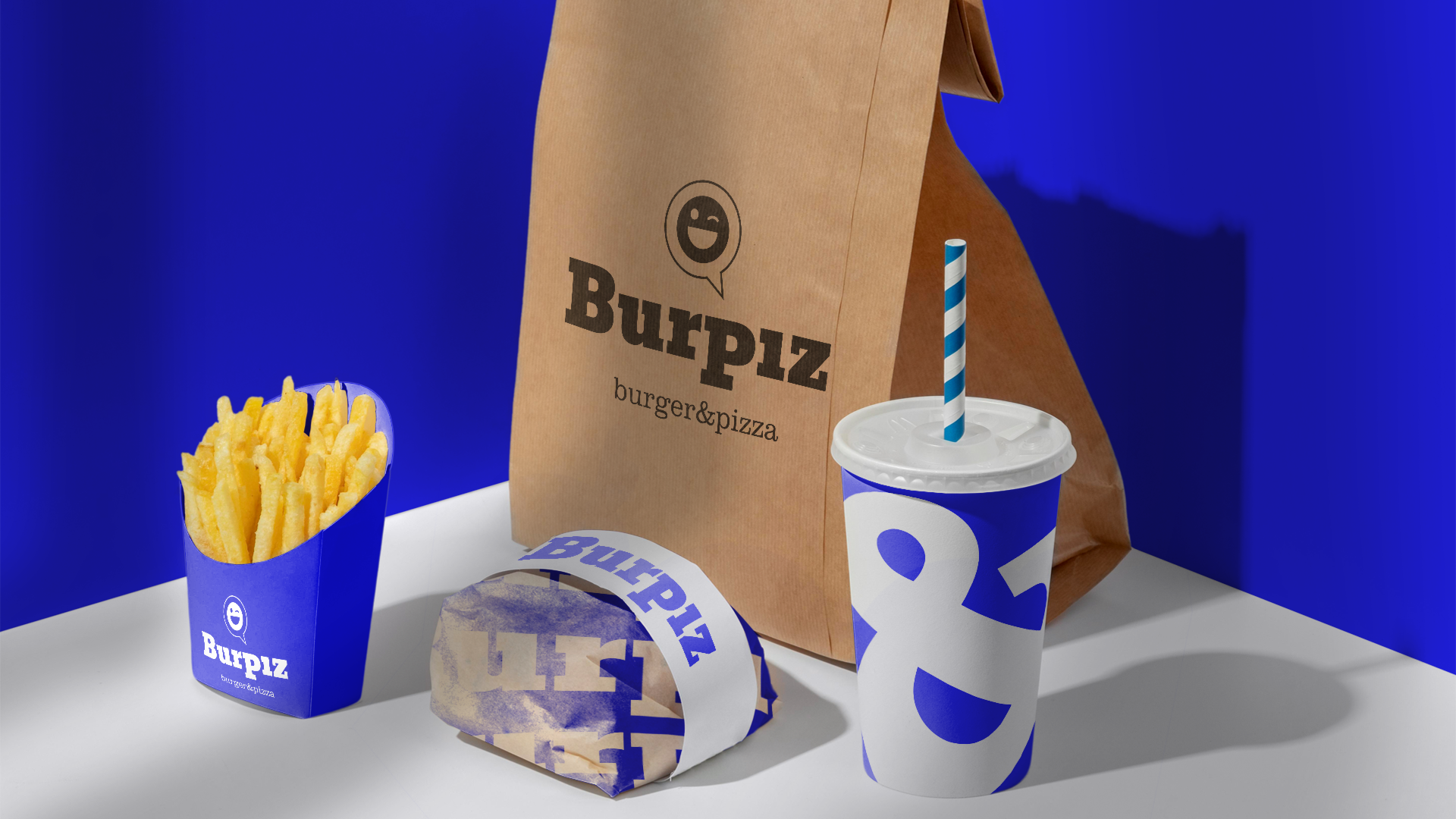 Refeição de hambúrguer Burpiz: batata frita, hambúrguer embalado, bebida e saco de papel, tudo de marca, em fundo azul.