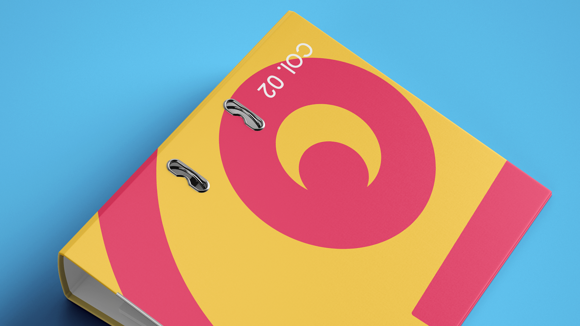 Um livro com capa vermelha e amarela está sobre uma superfície azul.