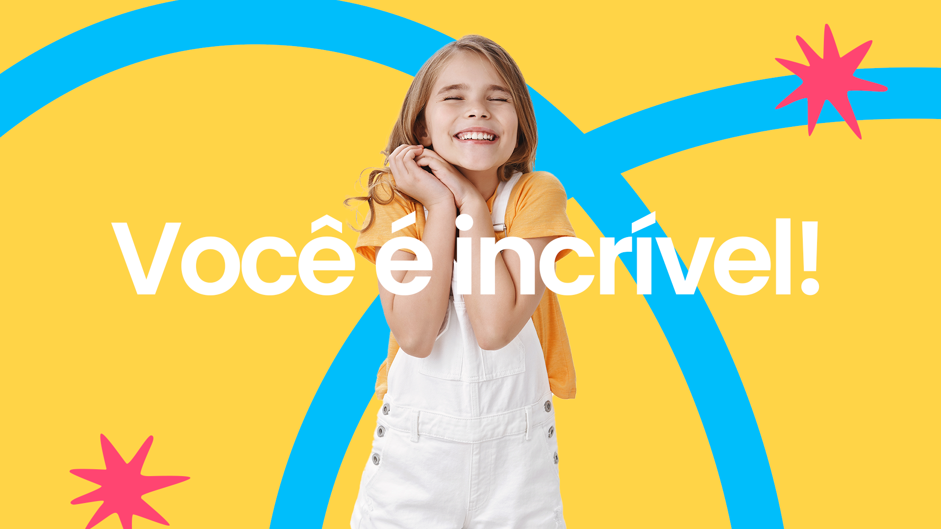 Uma menina está parada em frente a um fundo amarelo e azul.