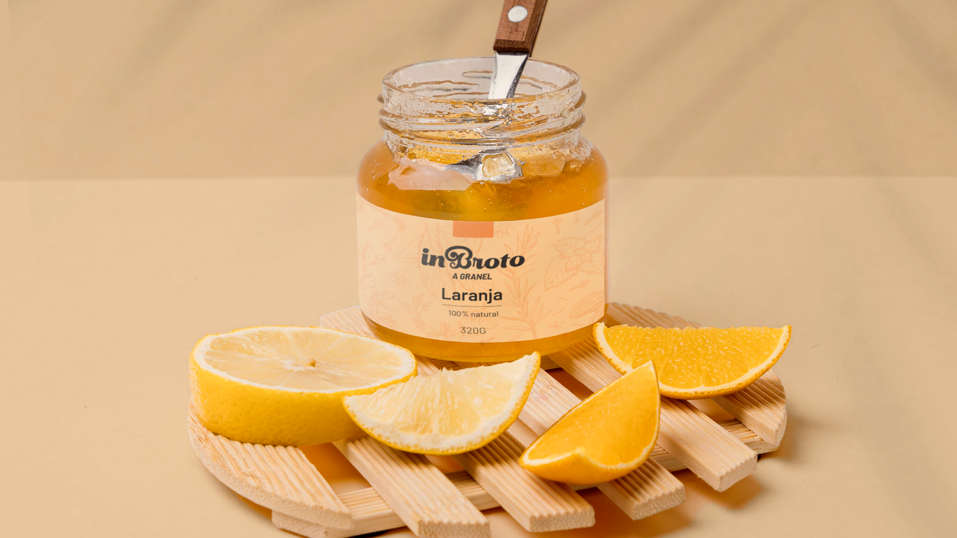 Pote de geleia de limão e laranja com colher, fatias de laranja e limão sobre uma tábua de madeira.