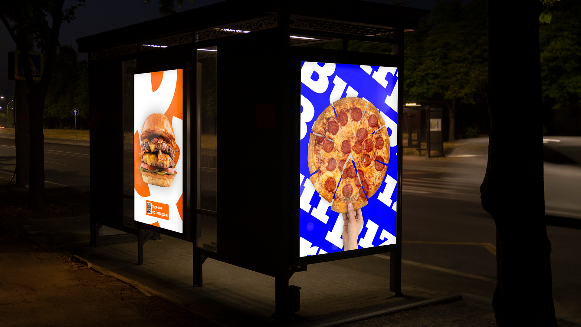 Ponto de ônibus à noite com anúncios luminosos de hambúrguer e pizza.