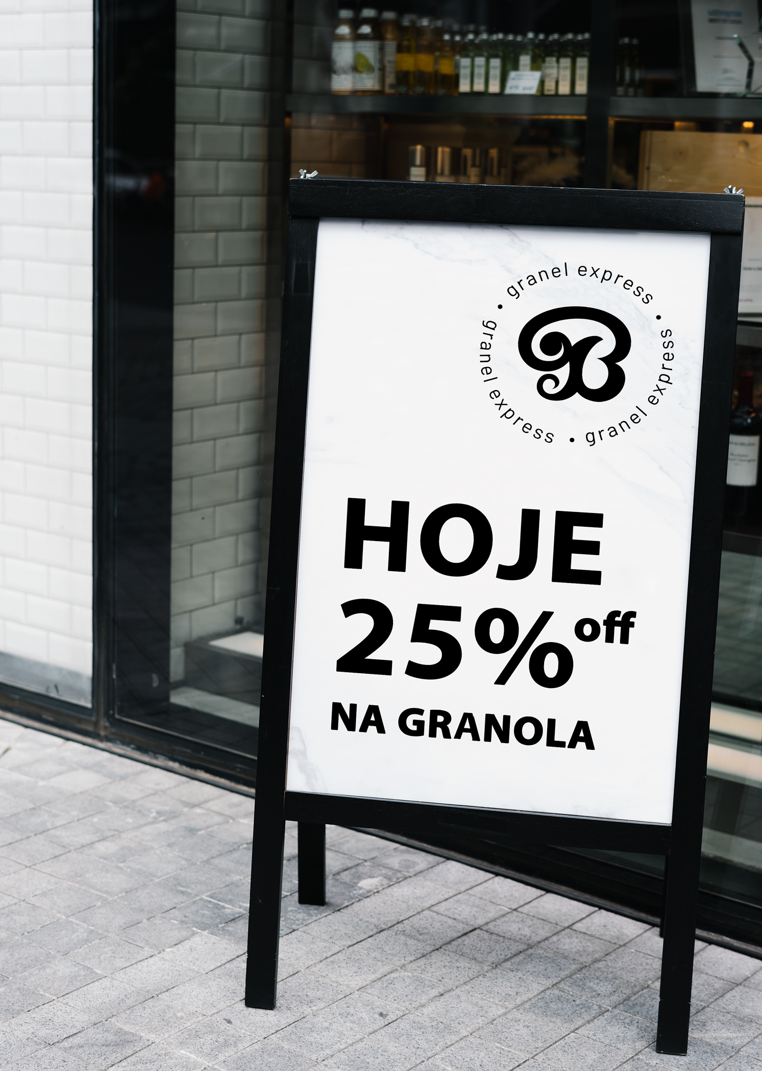 Placa em formato de A do lado de fora de uma loja: 25% de desconto em granola hoje.