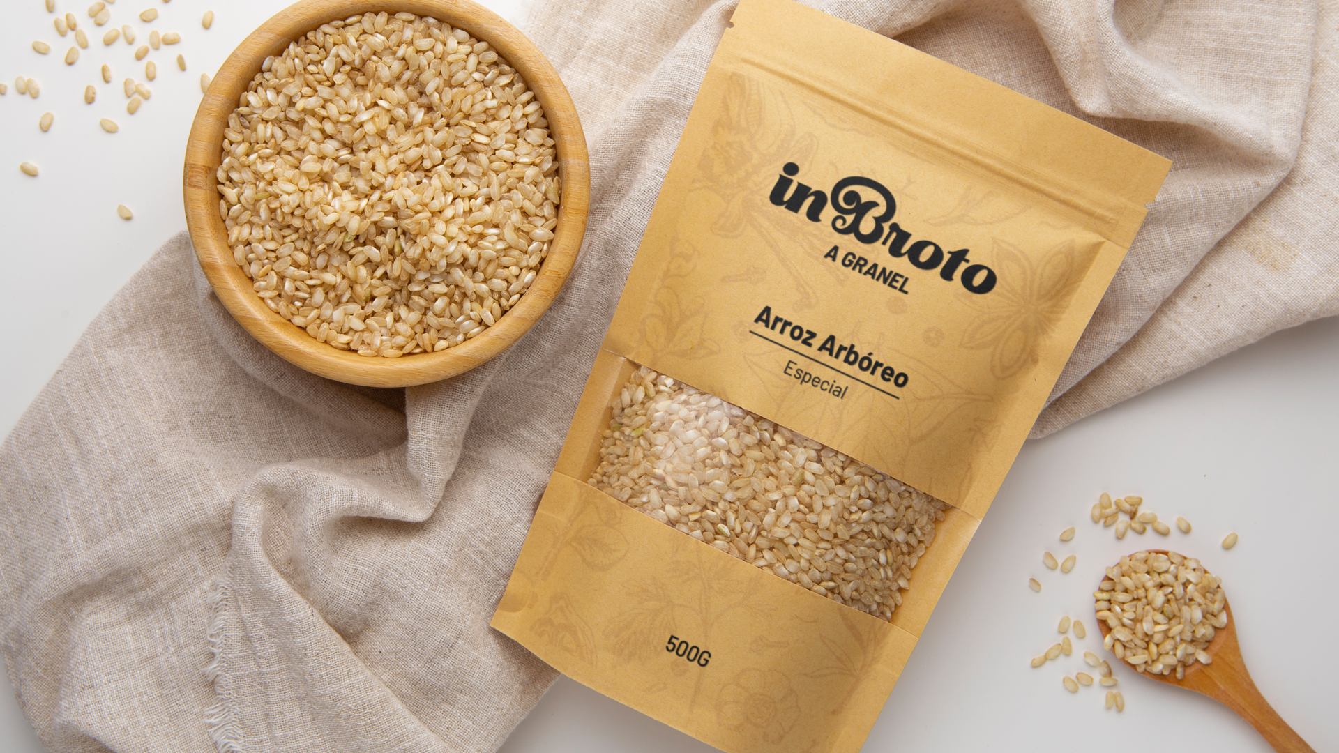 Arroz integral em uma tigela de madeira e embalado em um pano de linho.