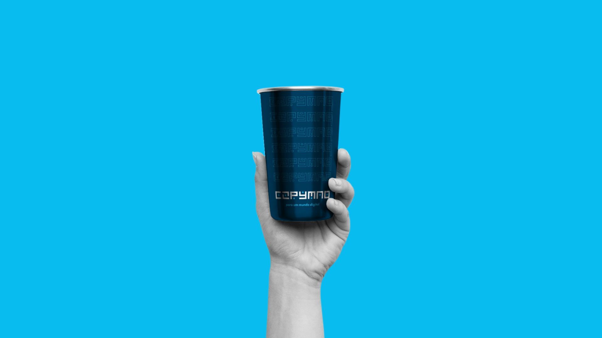 Uma mão segura uma xícara azul-escura com texto branco sobre um fundo azul-claro.