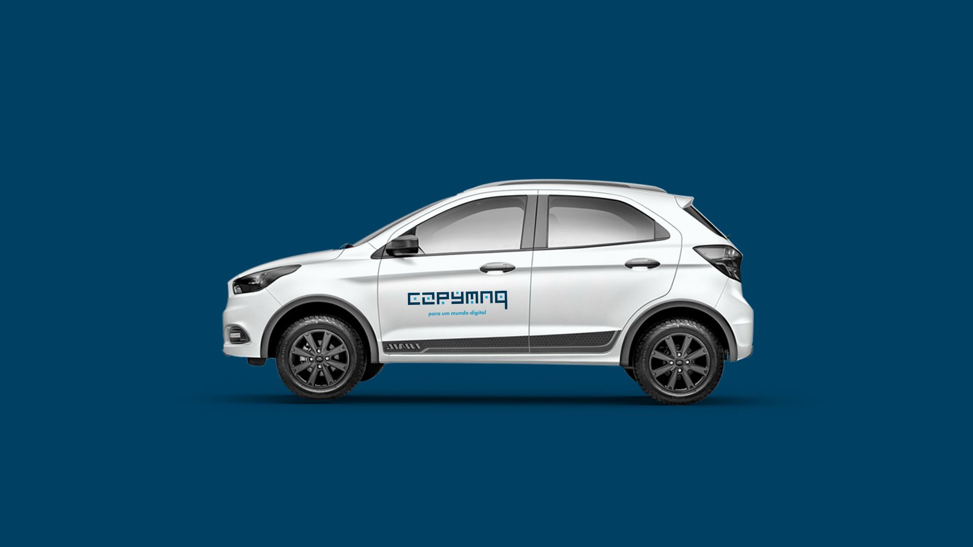 Um carro hatchback branco visto de lado contra um fundo azul escuro sólido.