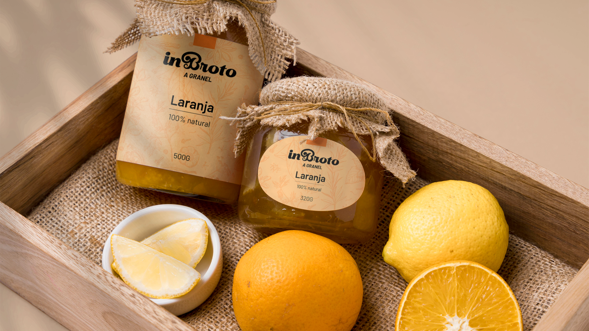 Dois potes de conserva de limão, laranja e fatias de limão, em uma bandeja de madeira.