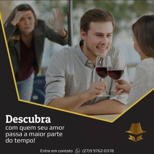Um homem e uma mulher estão sentados à mesa bebendo vinho.