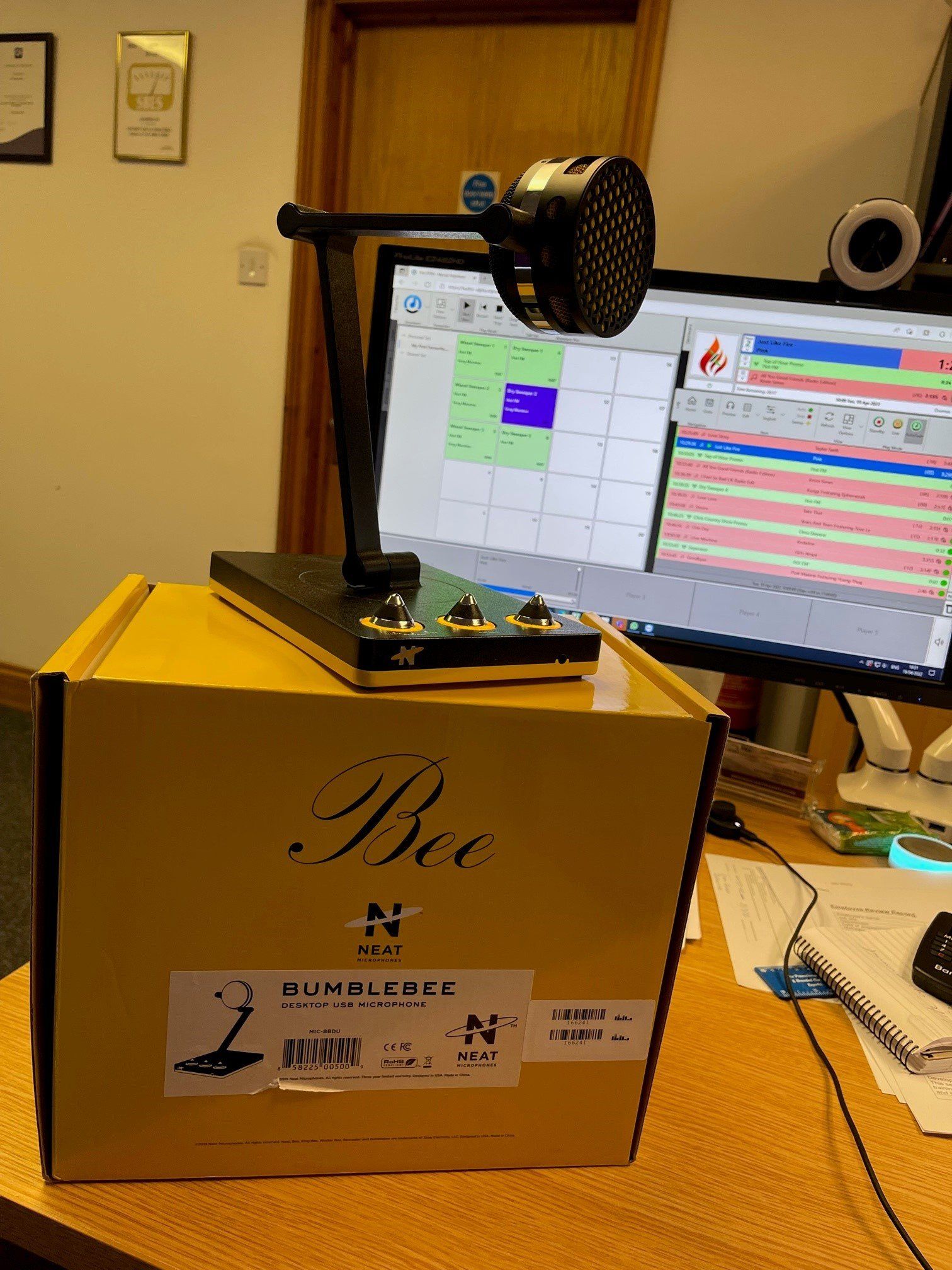 A box that has the word bee on it