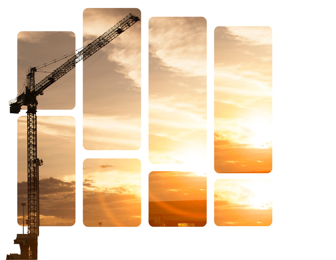 Una gru a torre stagliata contro un tramonto dorato, divisa in pannelli rettangolari verticali