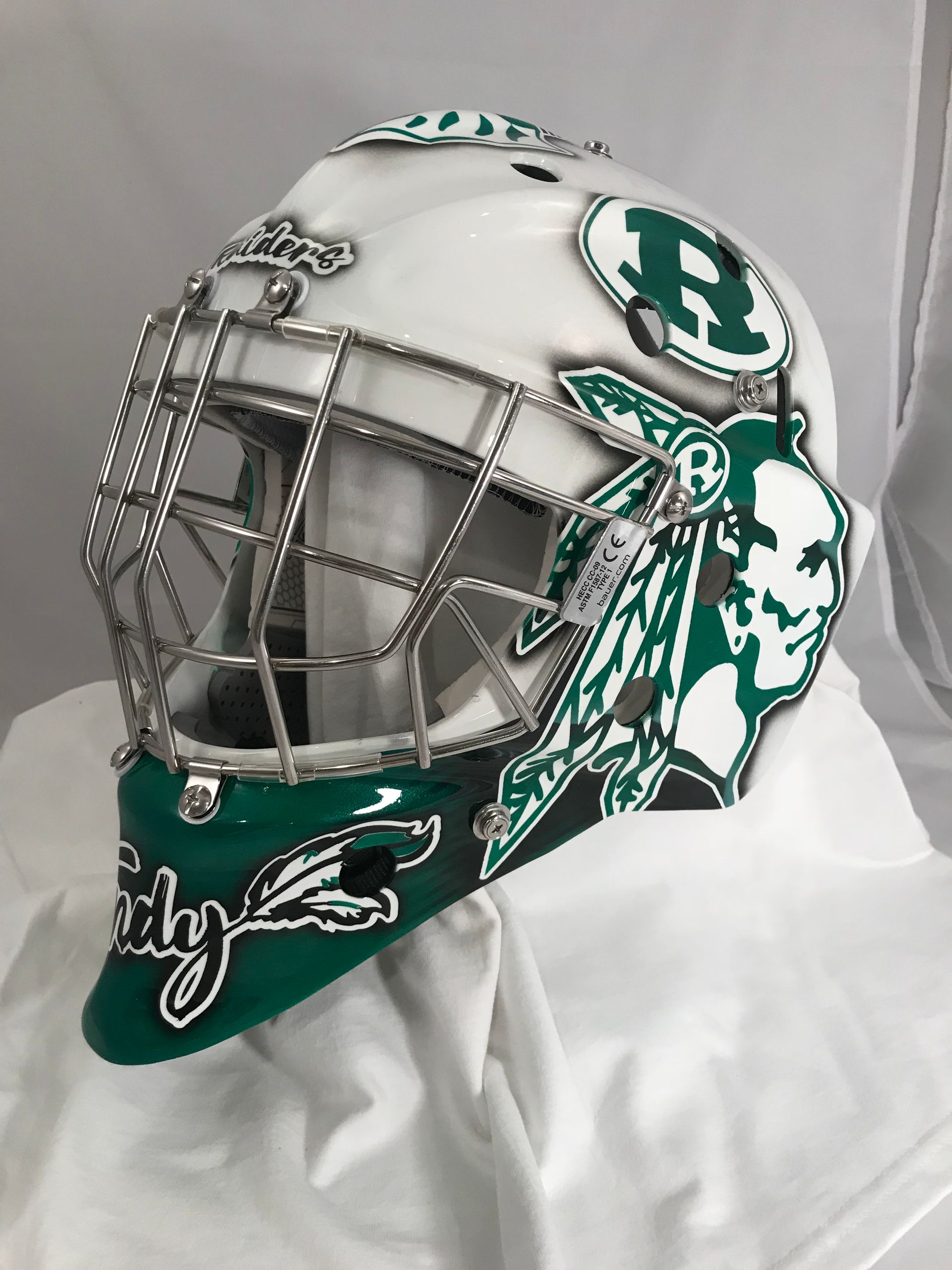 A hockey helmet with the letter p on it