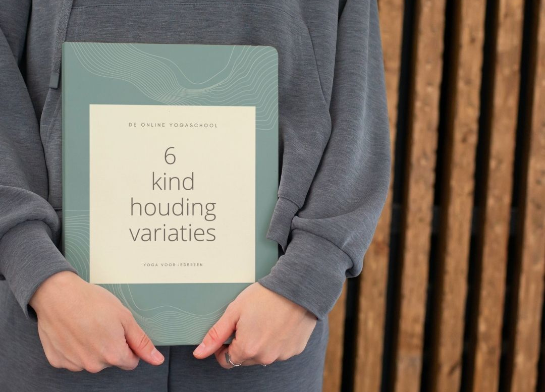 Een persoon houdt een boek vast met de titel 