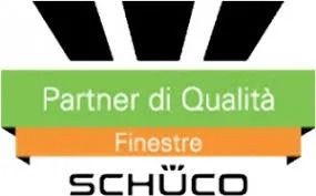 Logo Schüco “Partner di Qualità” con banner verde e arancione e testo nero.