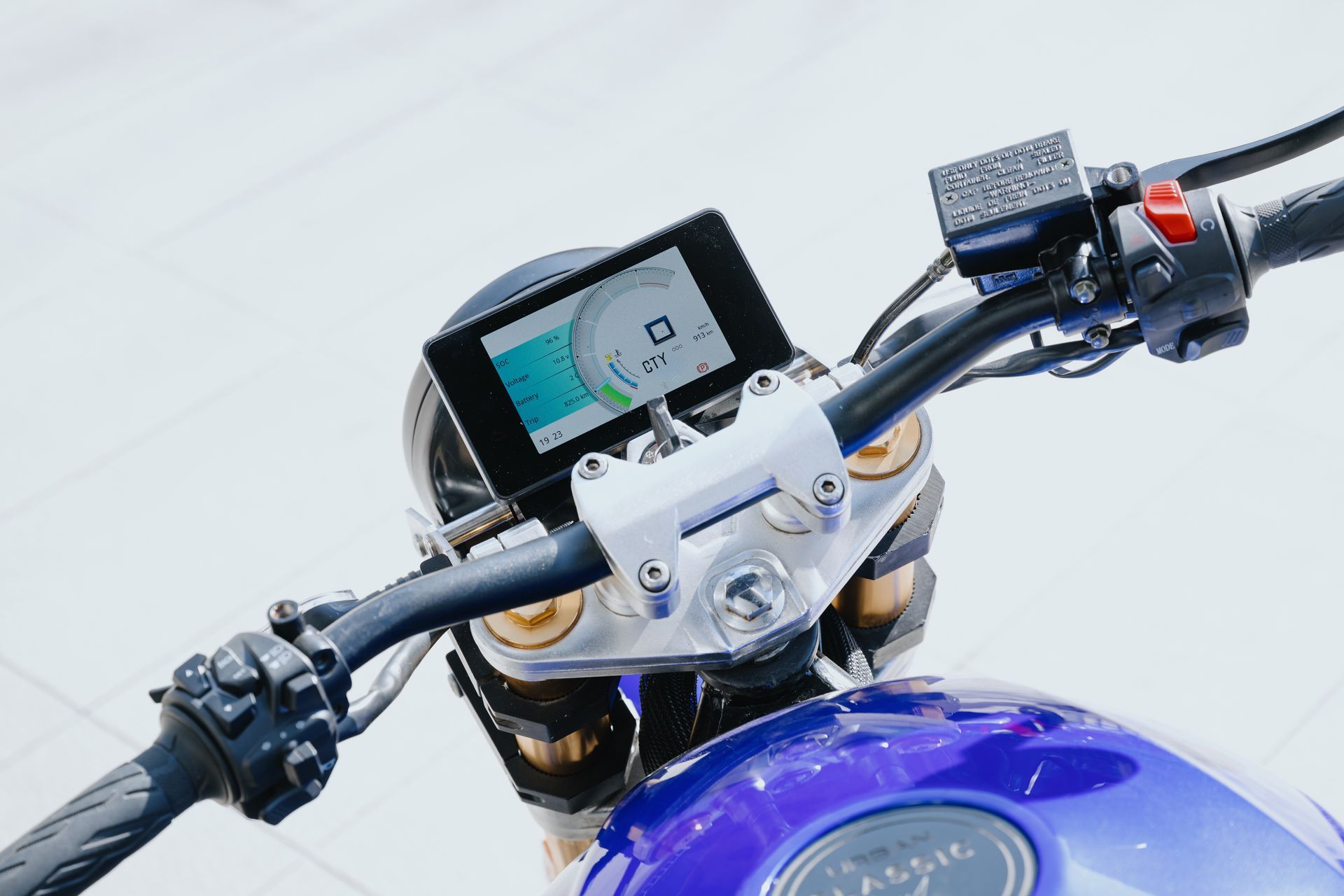 A close-up of a blue Urban Classic electric motorcycle with a digital display on the handlebars in Turkey 2024.