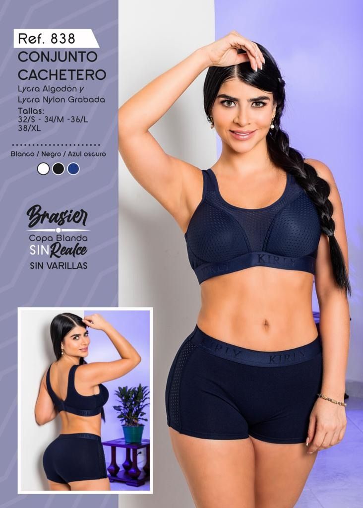 Modelo con sujetador deportivo y pantalones cortos azul marino.