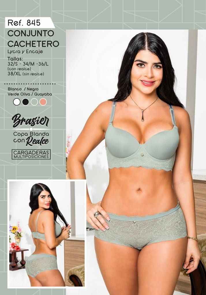 Mujer modelando un conjunto de lencería verde menta con ribete de encaje negro en una página de catálogo promocional.