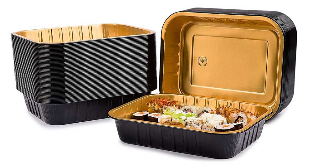 Contenitore termico per alimenti nero e oro con un vassoio aperto riempito di piatti da buffet.