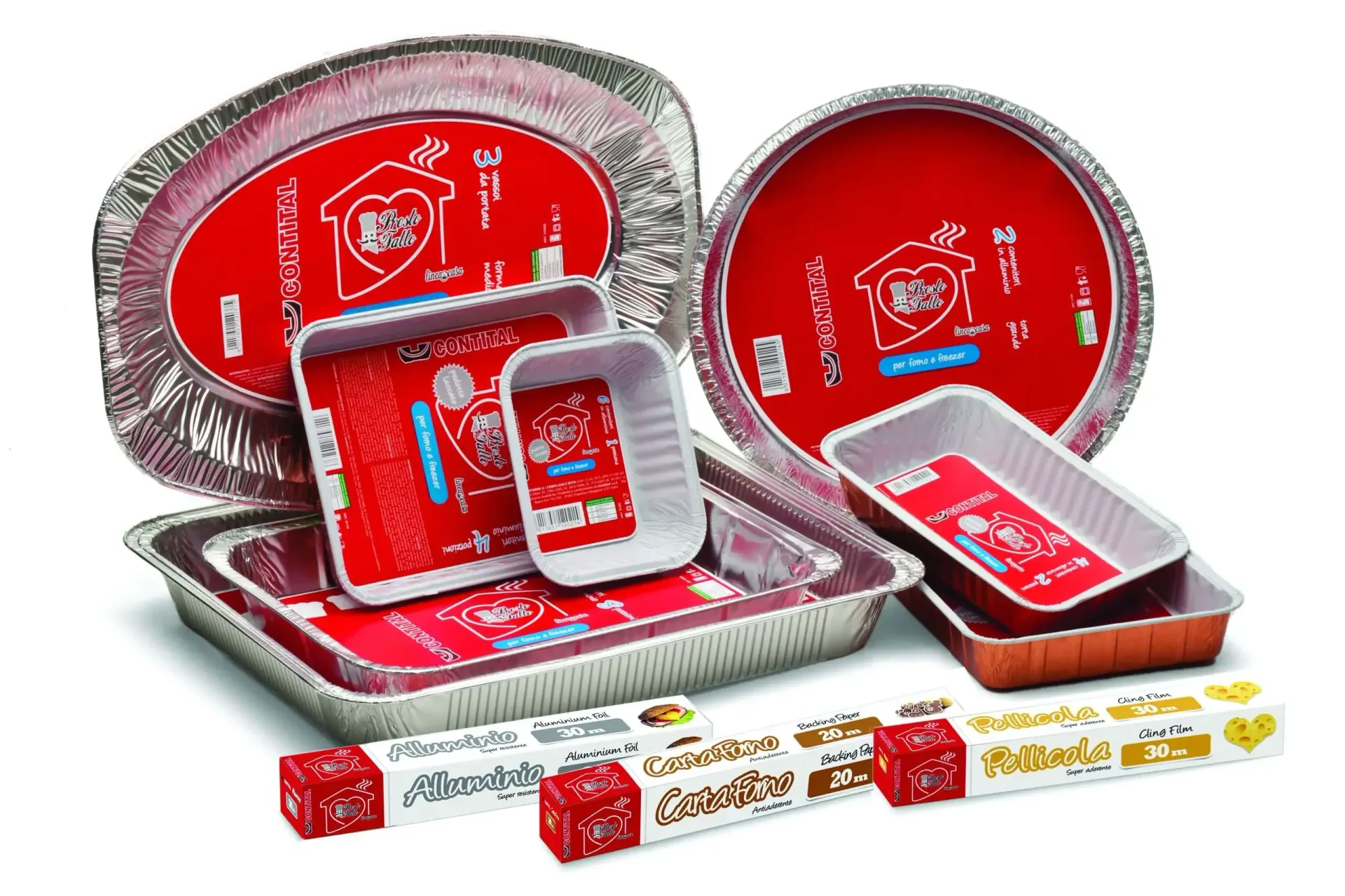 Scatole e vassoi regalo Cadbury rossi e argento con cioccolatini e barrette assortiti disposti in un espositore per prodotti.