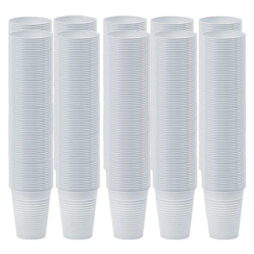 Cinque bicchieri di plastica trasparente monouso impilati in fila su uno sfondo bianco.