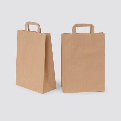 Due sacchetti di carta marrone con manici su uno sfondo grigio chiaro.