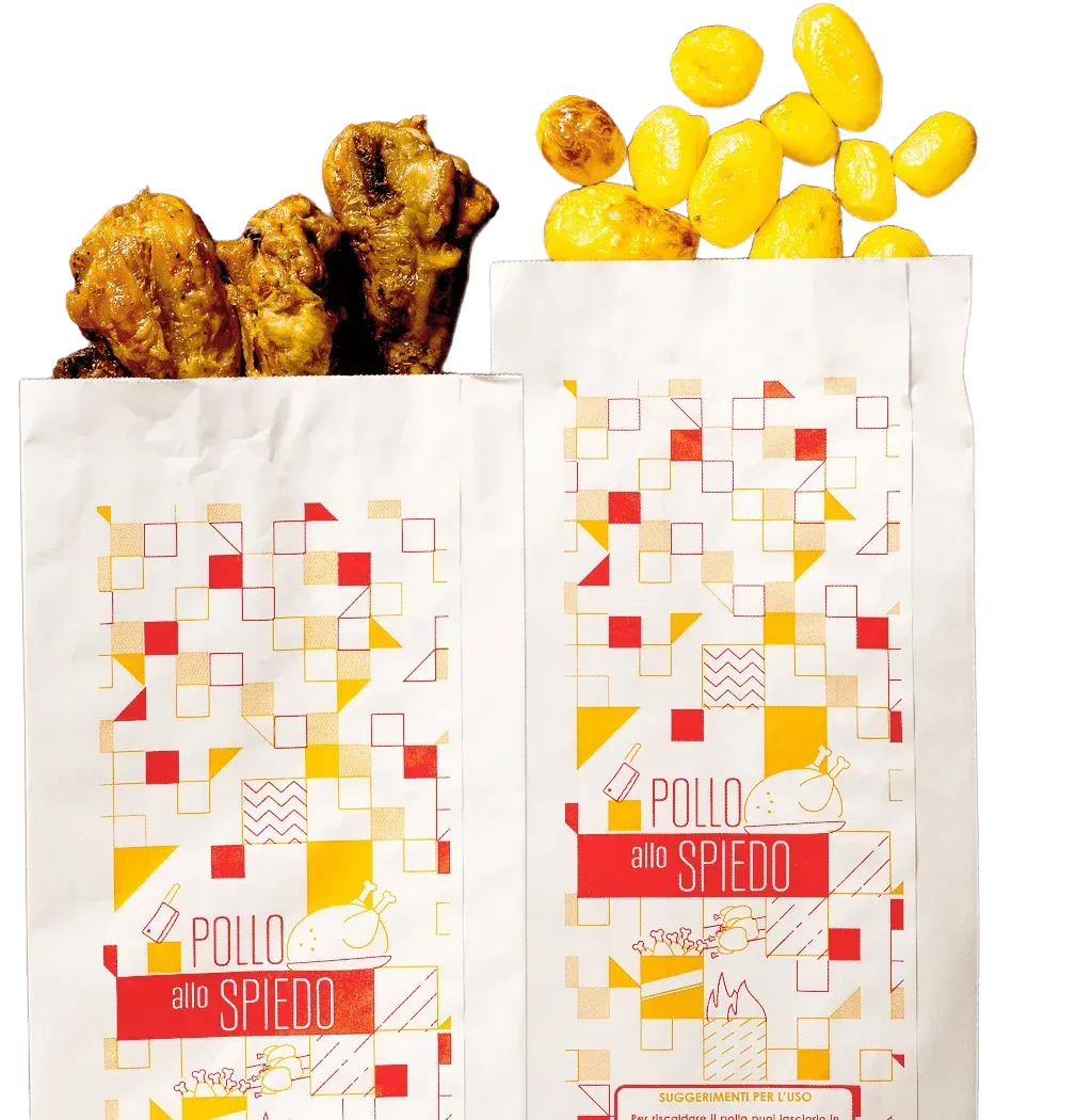 Due sacchetti bianchi per snack con disegni geometrici rossi, uno contenente pezzi fritti marroni e l'altro snack soffiati gialli.