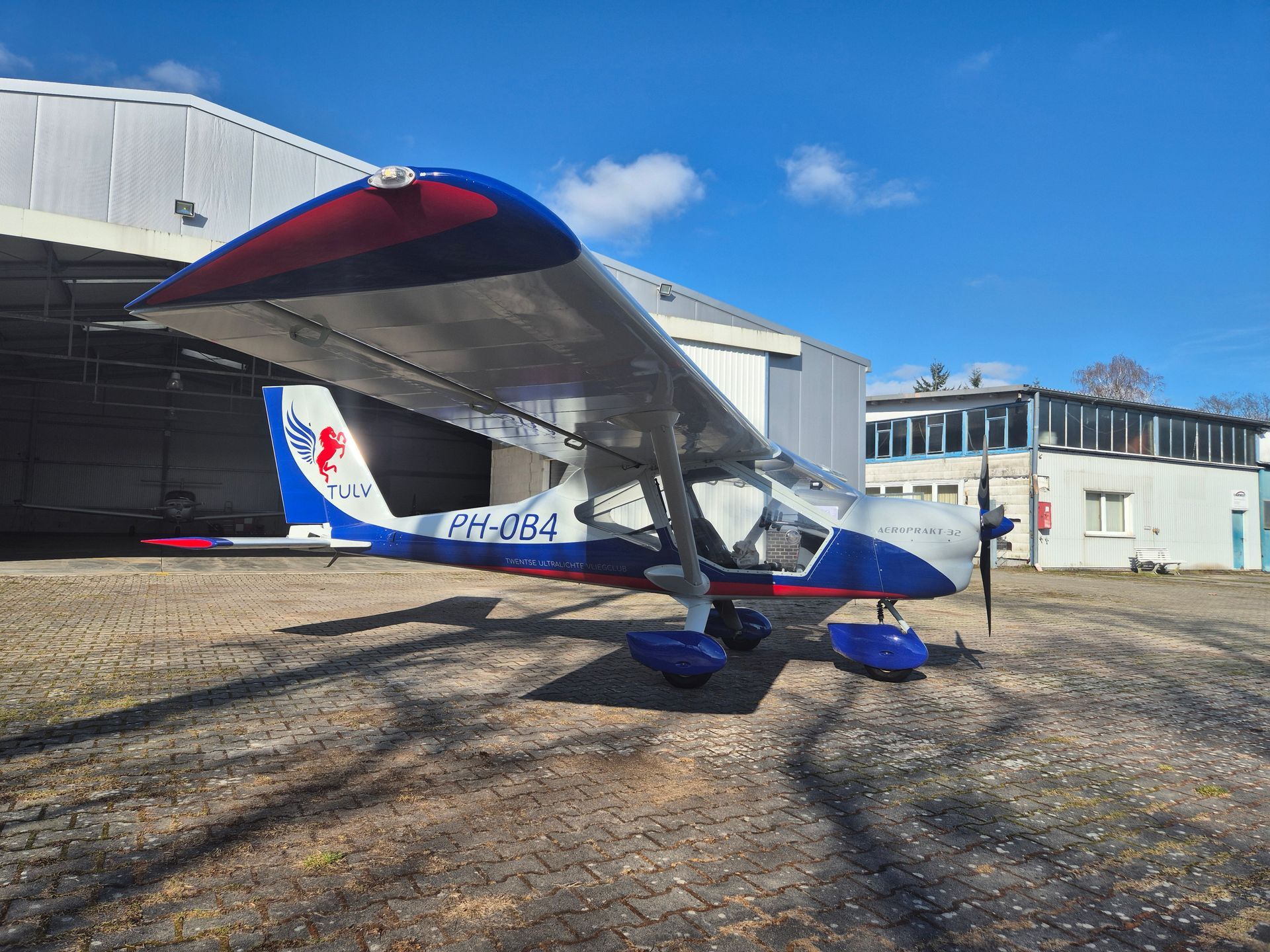 PH-0B4 voor de hangaar