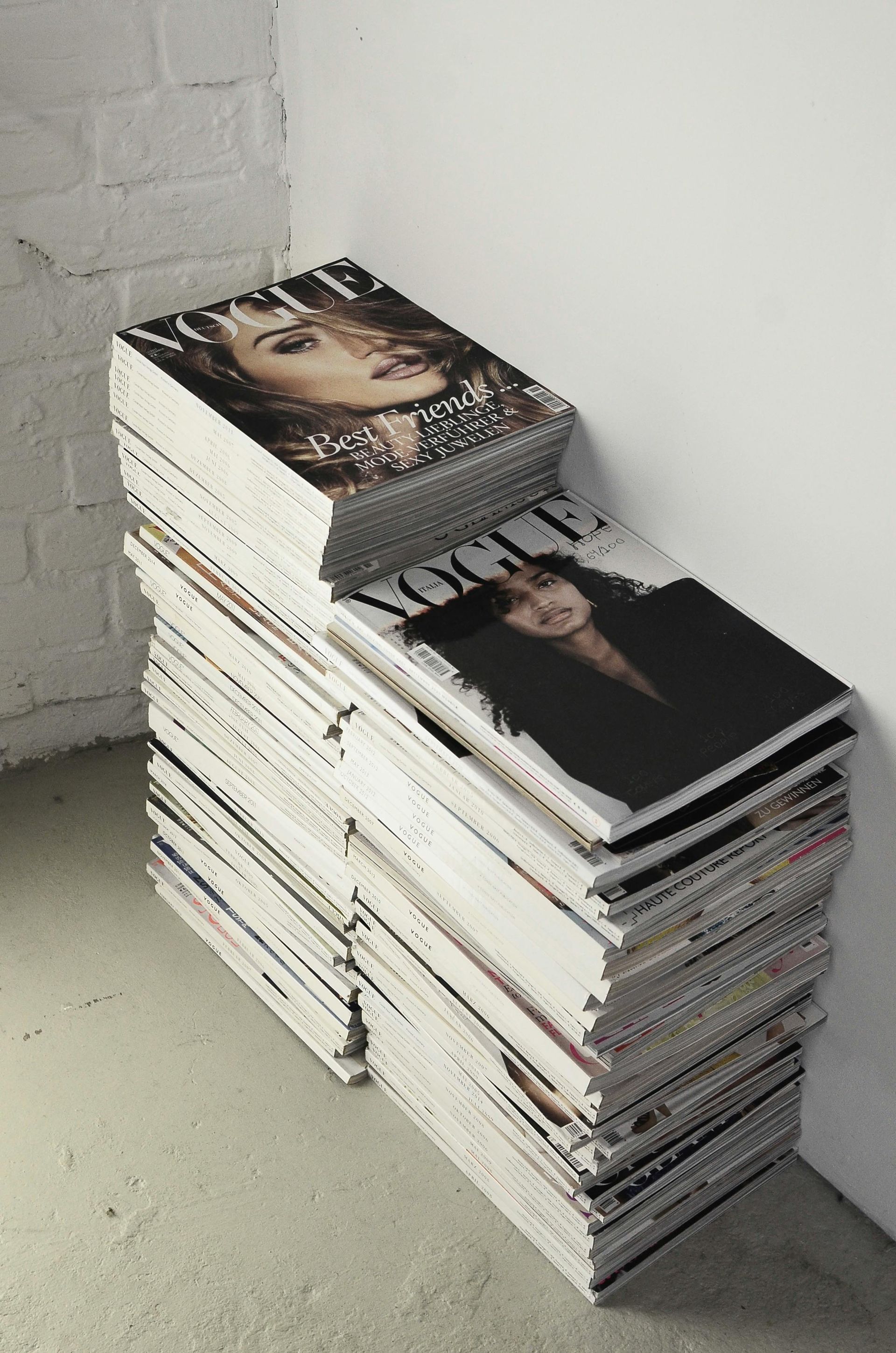 Una pila di riviste di Vogue con una donna in copertina