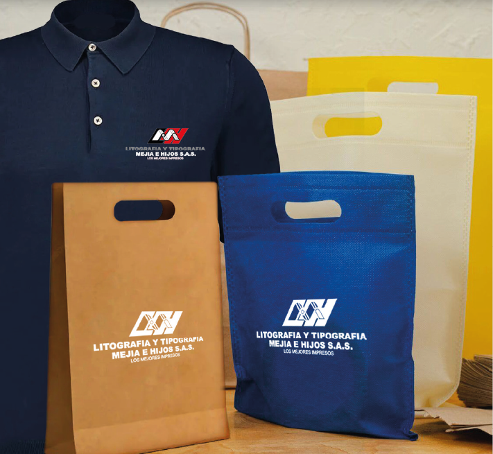 Polo azul marino de marca detrás de bolsas de tela con el logo en azul, beige y blanco sobre una mesa.