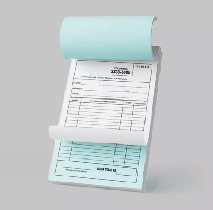Rollo de papel azul con un formulario de recibo impreso sobre un fondo gris claro.