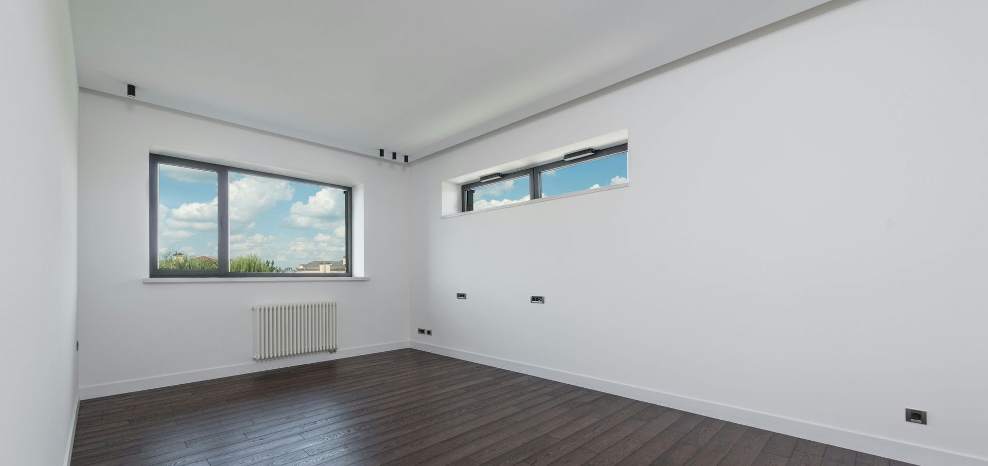 Room with white wall and wood floor