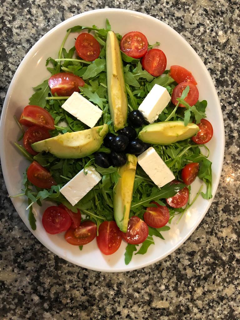 contorno con pomodori formaggio e avocado