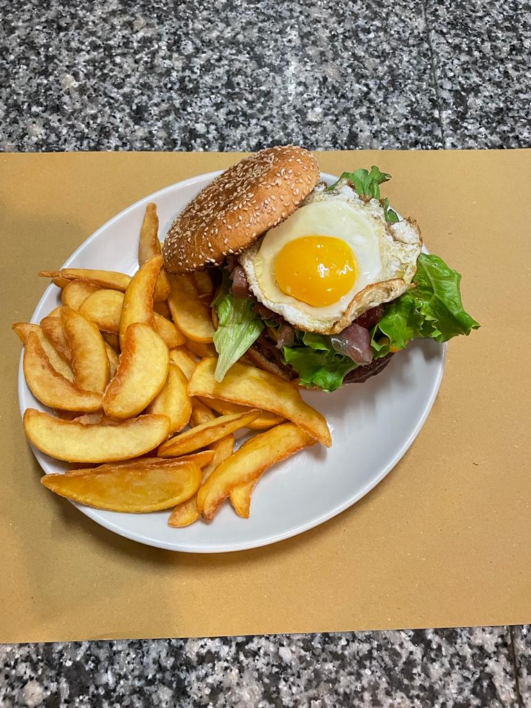 hamburger con uovo e patatine