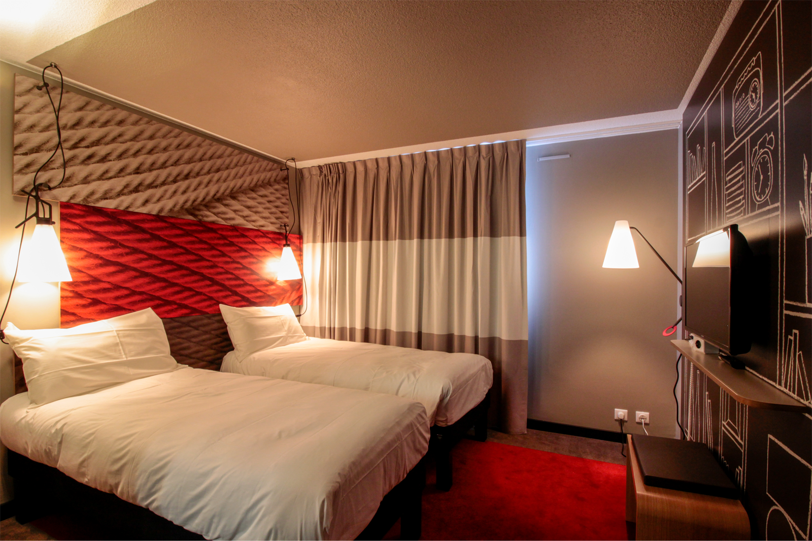 chambre de l'hôtel ibis de Cahors avec 2 lits et décoration moderne