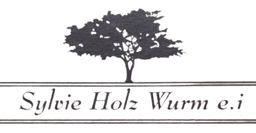 Logo avec un arbre en silhouette au-dessus du nom « Sylvie Holz Wurm ei » en caractères élégants, encadré de lignes.