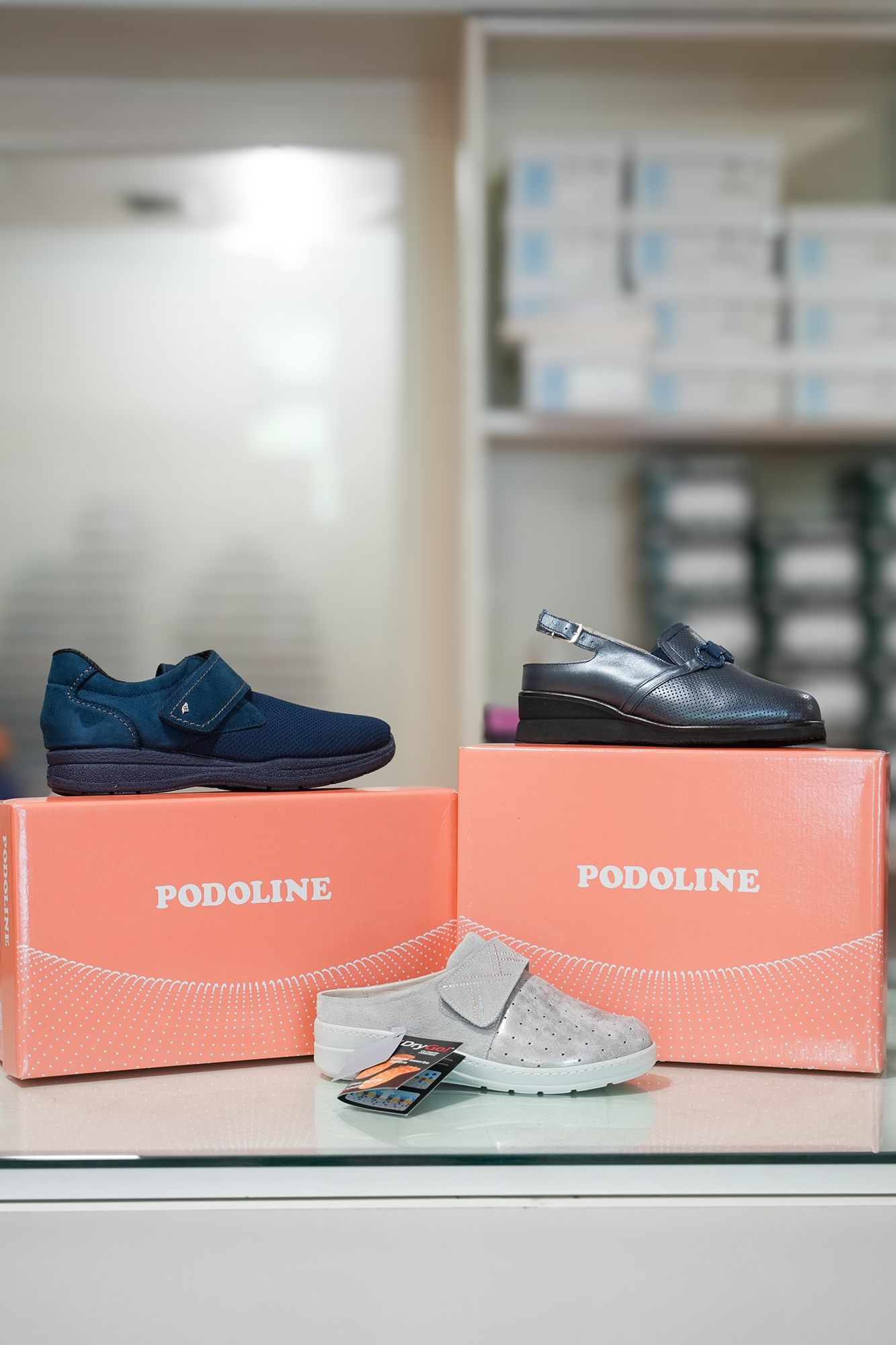 Scarpe esposte su uno scaffale in scatole arancioni con l'etichetta