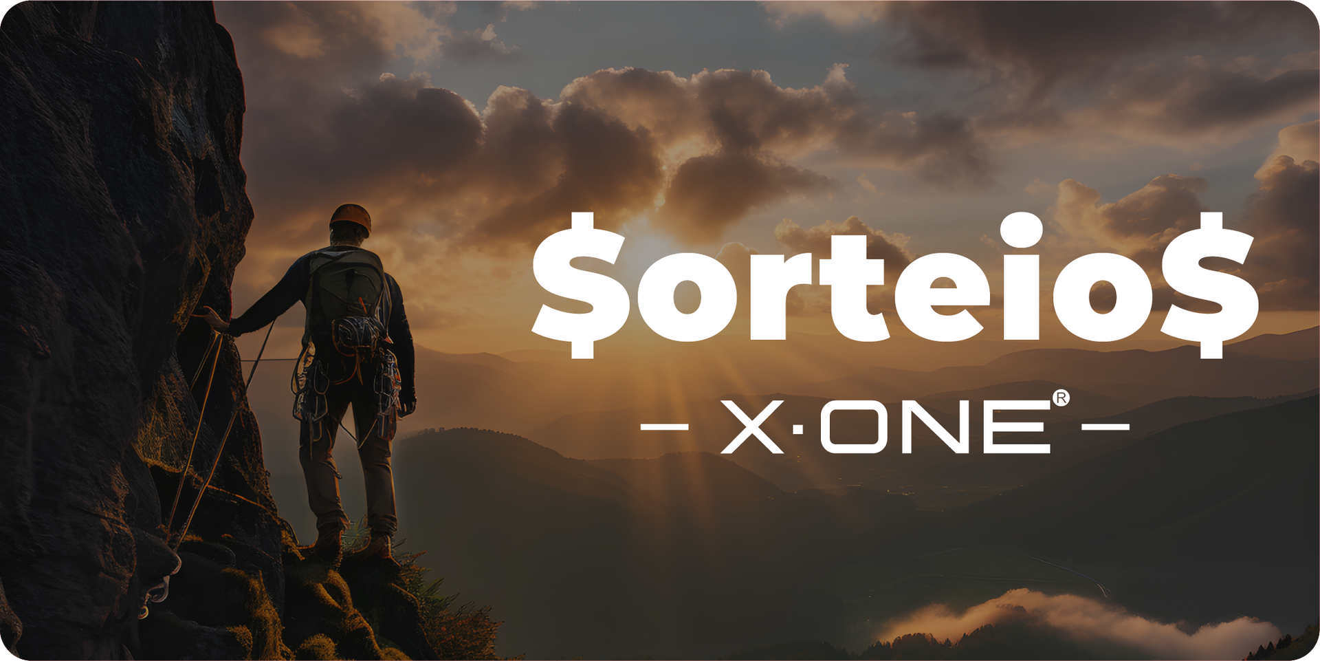 Um homem está em pé no topo de uma montanha.