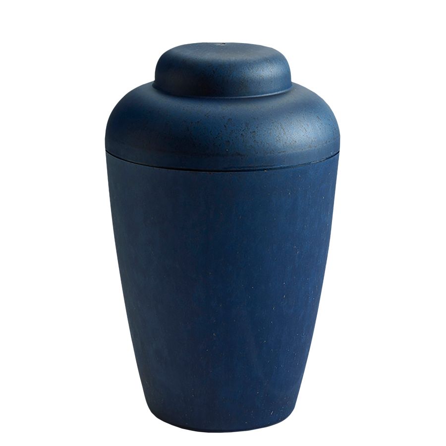 Blå keramisk vase på en frostklar, sløret vinterbaggrund