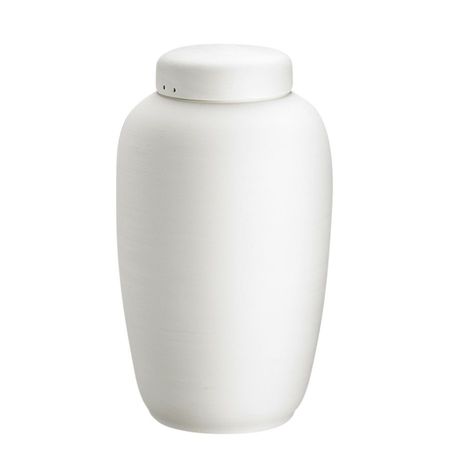 Hvid keramikvase med smal hals og afrundet krop på en grå baggrund