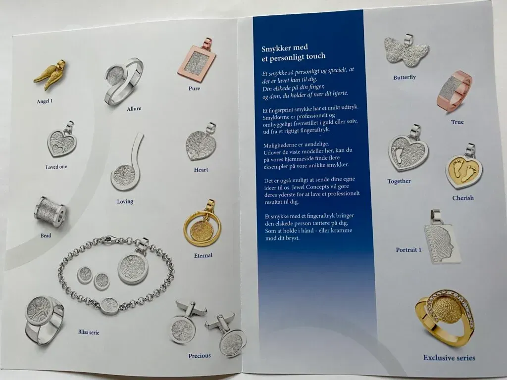 Smykkekatalogside med ringe, halskæder og armbånd på en hvid og blå baggrund