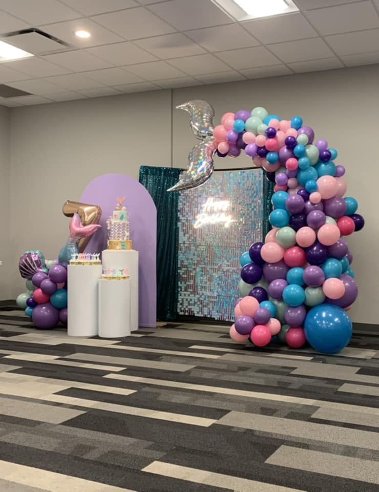 balloon mermaid tail and backdrop